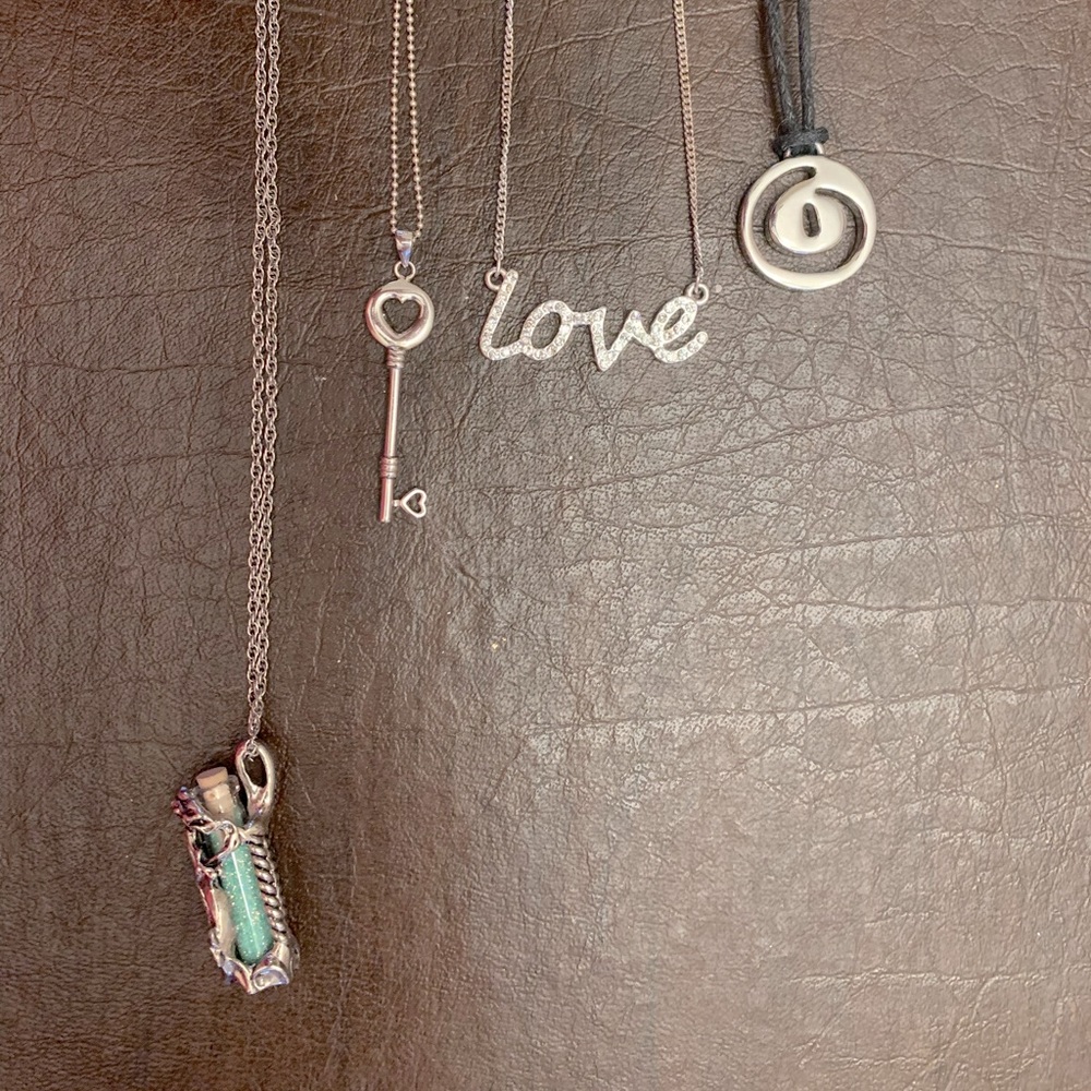 Bundle of 4 necklaces